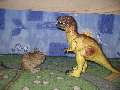 I když je dinosaurus větší, osmačka Šmoulinka se ho nebojí.